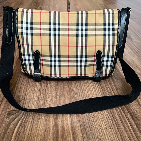 A212 - ๐ฏ % authentic Burberry messenger crossbody bag - Picture 2 of 16